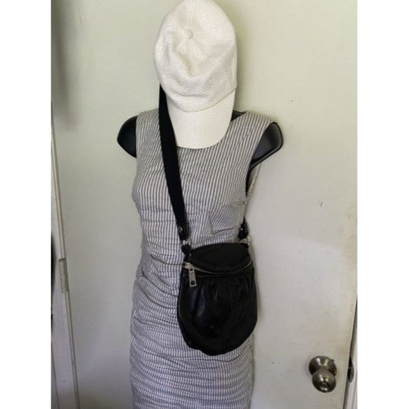 Lamb Messenger Adjustable Strap Black Leather Cross Body Bag - Picture 4 of 8